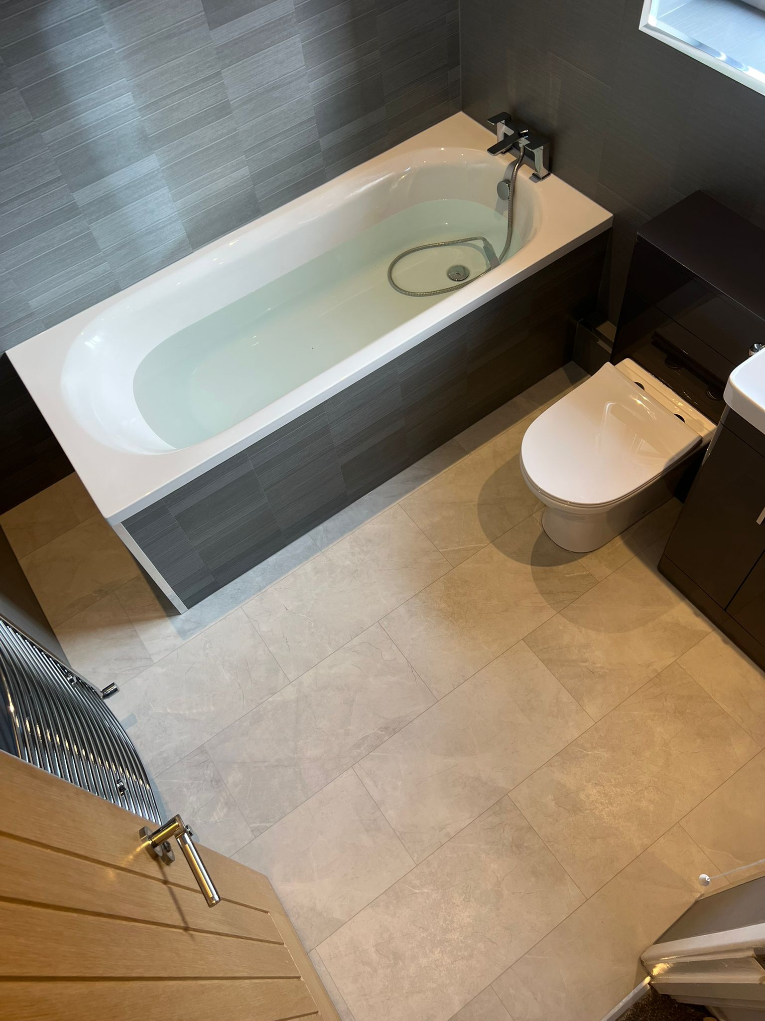 Single ended round bath and toilet